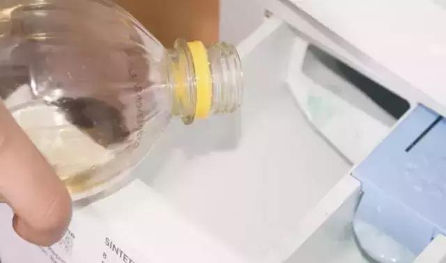 白衣服不小心染上了污渍怎么办,白衣服弄脏了怎么洗才能洗干净