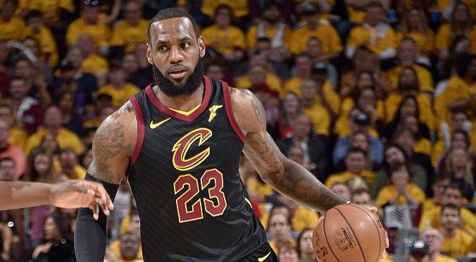 詹姆斯打5号位湖人vs掘金,从1号位打到5号位的球员