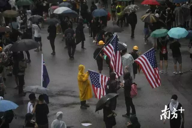 港警鸣枪示警！出动水炮车！直击香港荃湾*乱暴**