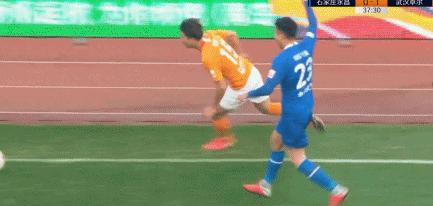 国安战永昌争议判罚,脾气真大