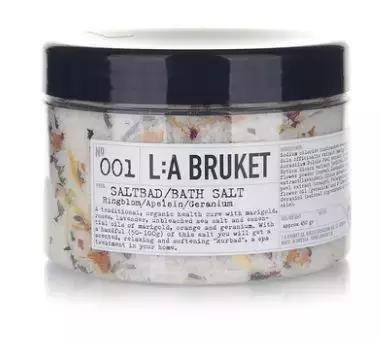 啊呀！你的脚后跟看起来糙得像位“真正男子汉”