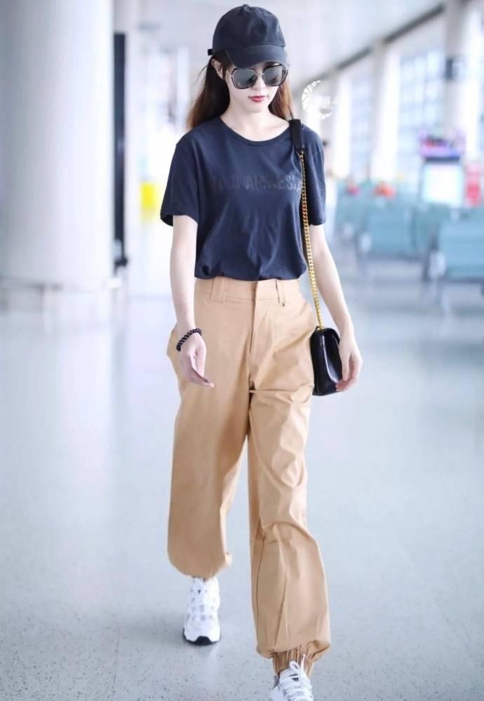 衣柜里总要有一条工装裤,衣柜里只有一条裤子