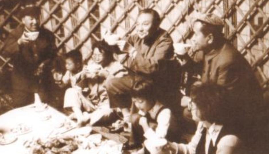 *小平邓**外出开会嘱咐：工作餐简单就好，一个菜一碗汤，能吃饱就行