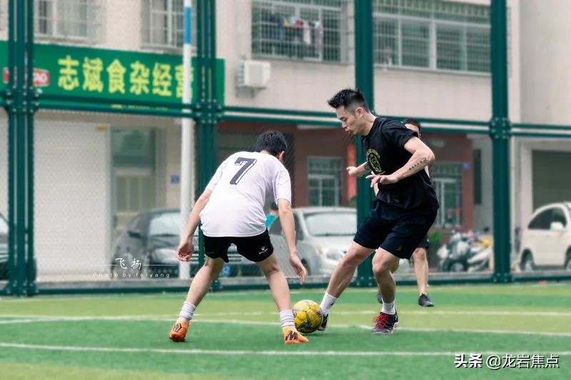 林丹脚踢球,林丹回到球场赢了