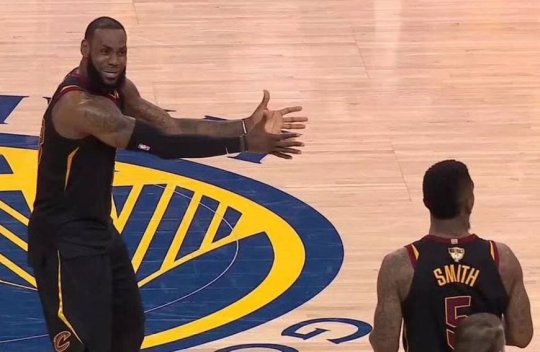 是谁决定梅西比C罗强？玩数据这件事，或许球队经理得和游戏学？