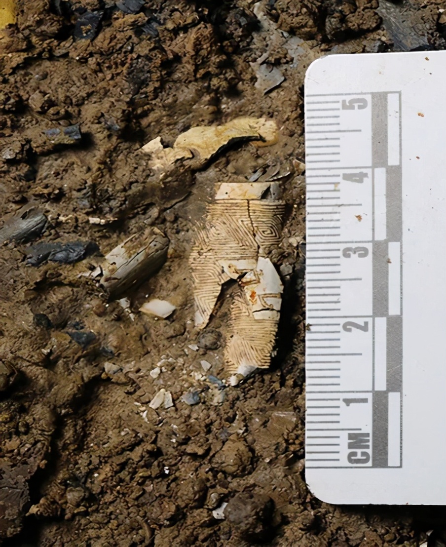 三星堆三号坑出土的青铜神坛文物,三星堆再出土青铜大面具