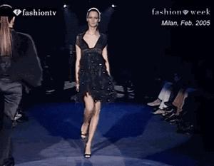 超模届传奇天神，维秘T台一脱惊艳世人，巅峰期竟突然退圈？