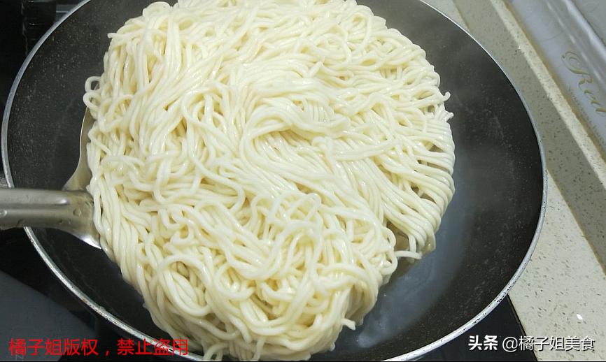 面条不加水怎么做才好吃,面条不炒菜怎样做好吃
