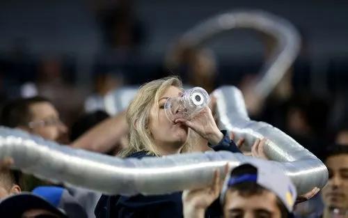 棒球比赛每个垒上都站人吗,棒球比赛几个人一队