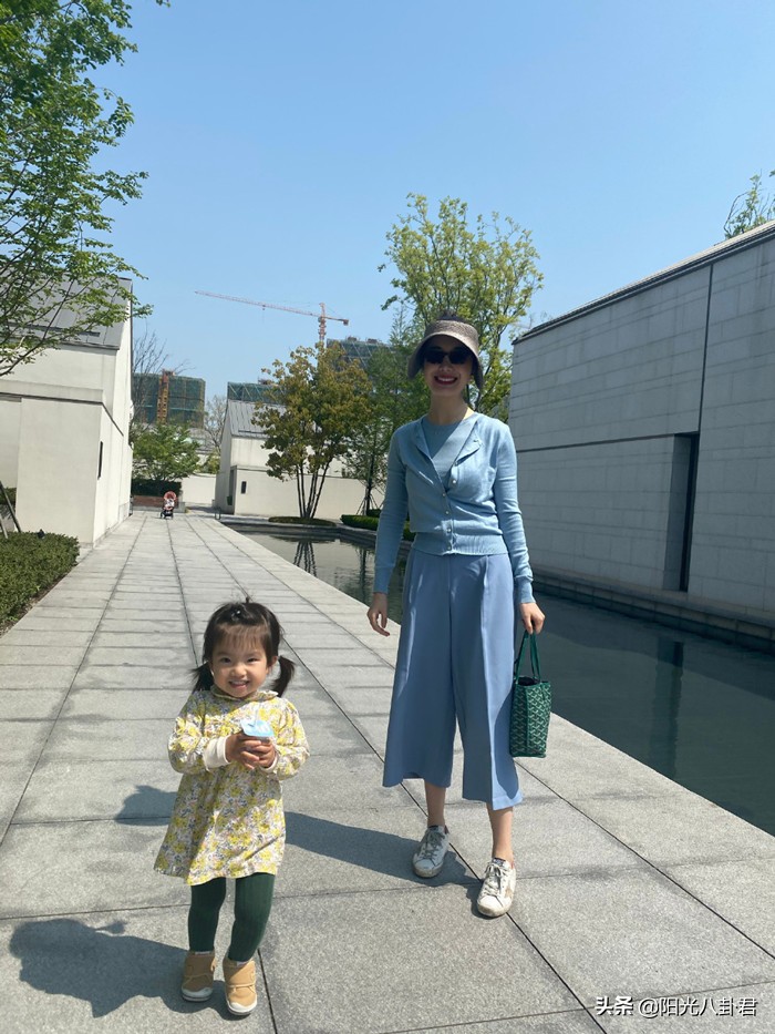 张大奕恶心原配？做与总裁夫人同款上衣，配字：高段位撩人于无形