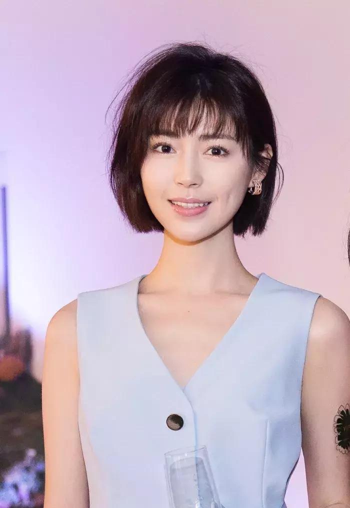 碎发太多怎么扎好看,扎高马尾额头前面碎发太多怎么办