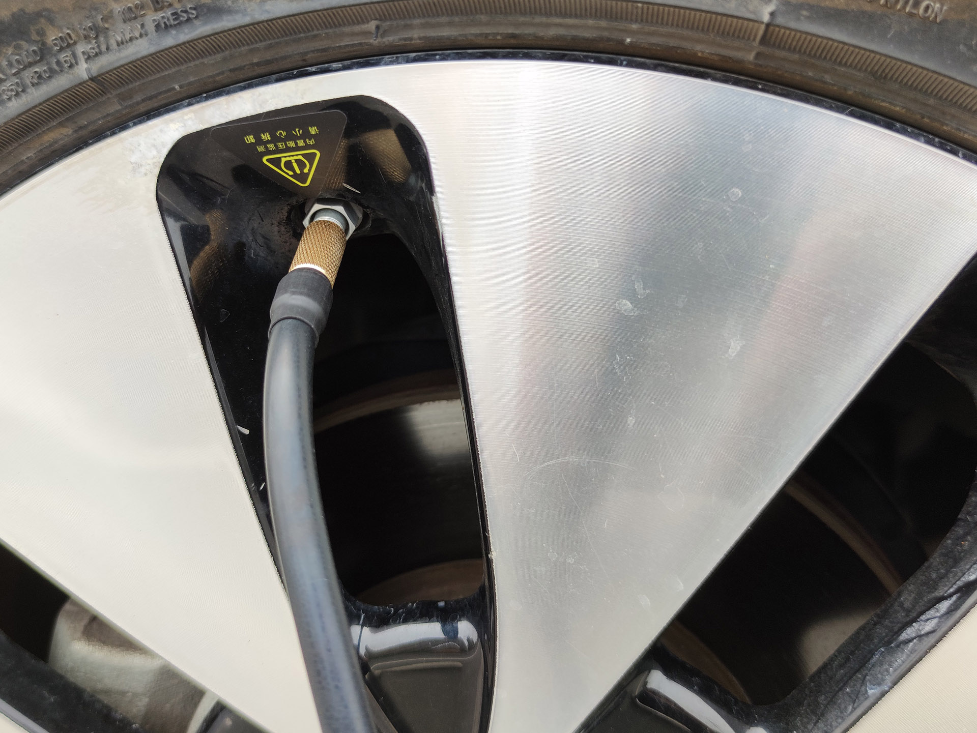 还去店里给汽车充气？有了巴掌大小的充气泵，从此告别轮胎店