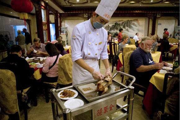 路边20元一只的烤鸭是什么鸭子,路边摊20元的烤鸭不白吃