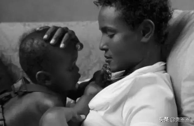 非洲黑人超模，曾被性侵、割礼、逼婚，却活出璀璨人生