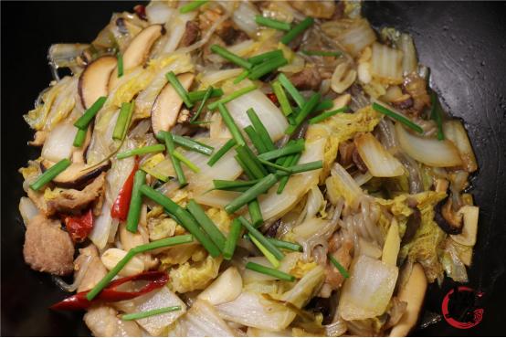 白菜炖粉条在家怎么做好吃,白菜炖粉条的家常做法不盖锅盖