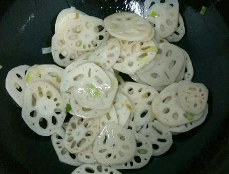 炒莲藕发黑怎么处理,用铁锅炒莲藕怎么样才不变色发黑