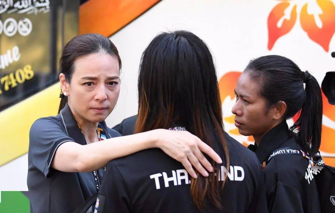 华裔美女神似西拉米，泰王几次示好碰一鼻子灰，富婆老公比玛哈帅