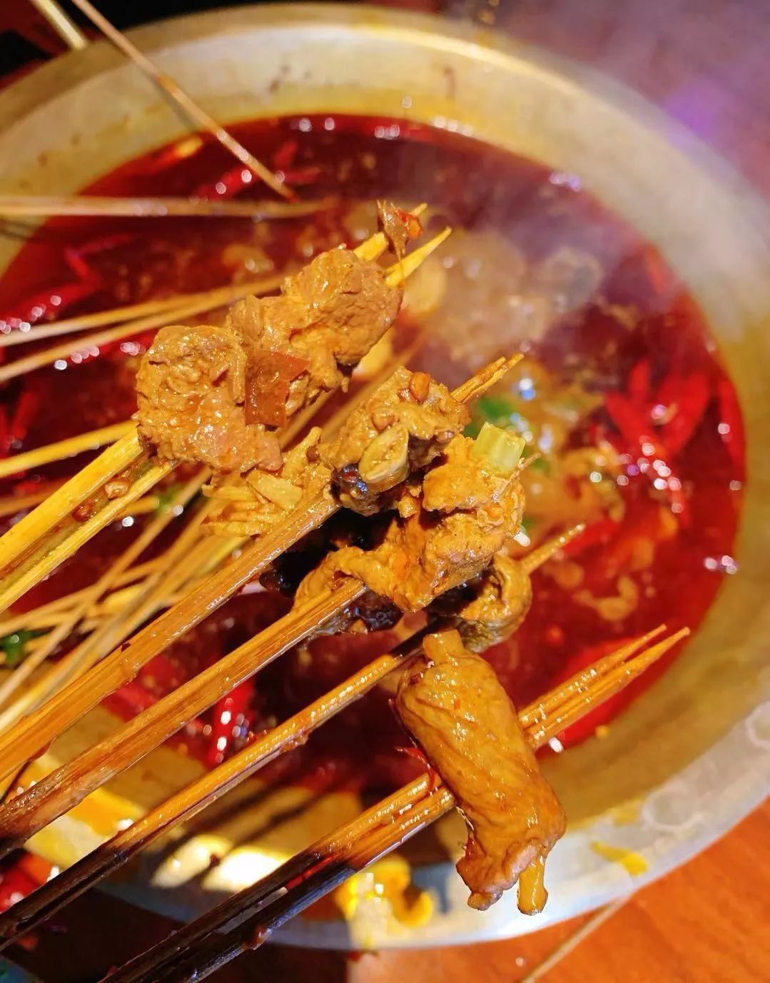 长春最强演艺阵容竟藏在这家火锅店里，火锅涮串自由切换，太嗨了