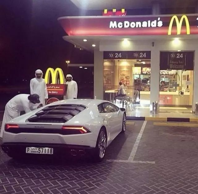 你以为开超跑的样子,你以为开跑车的都是富豪吗