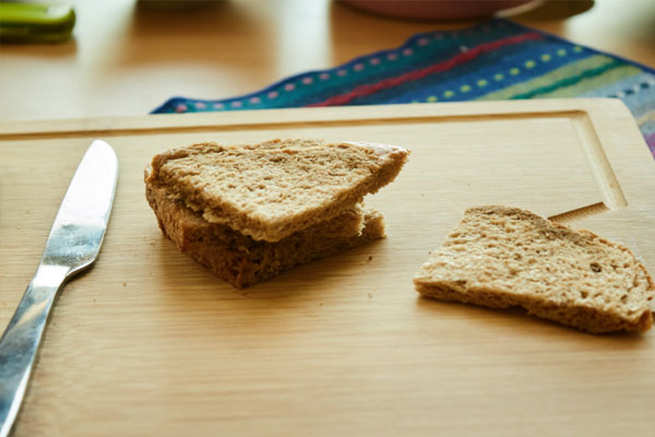 牙缝里面抠出来像石头一样的东西,牙缝中抠出的黄泥