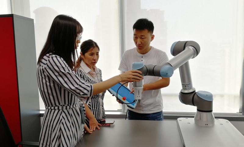 工业机器人智能编程,优傲协作式智能机器人