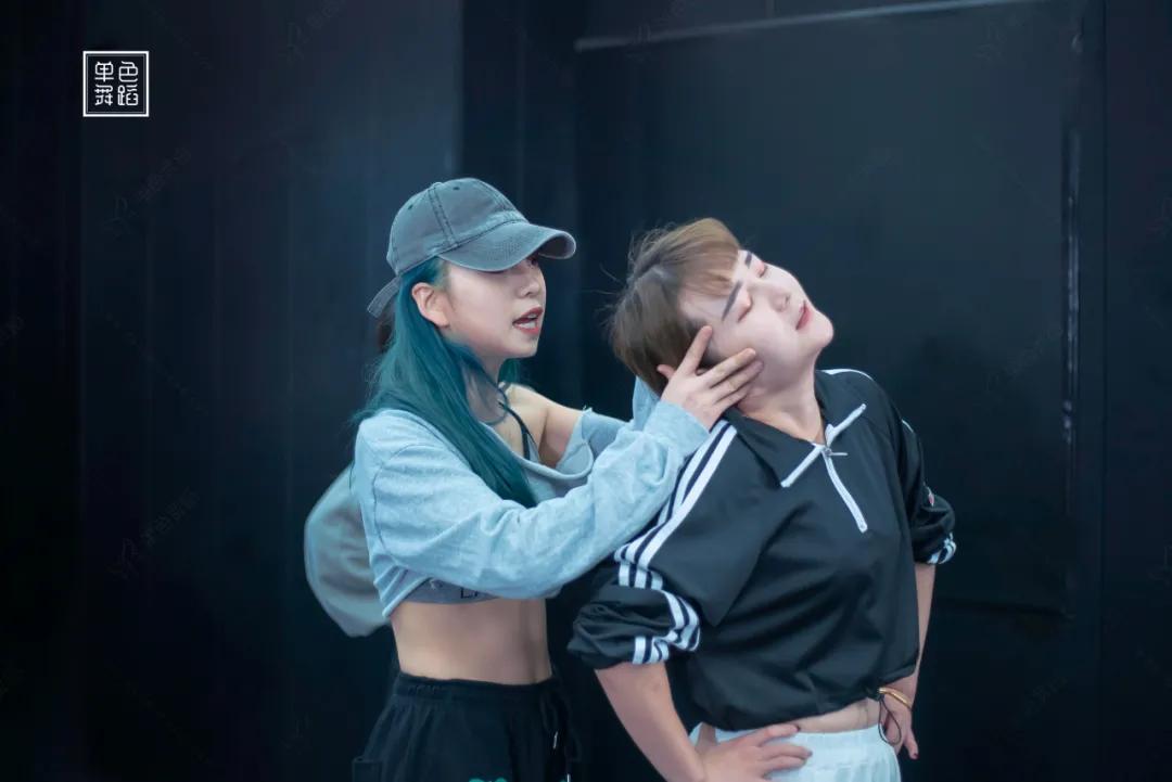 跳舞左右甩头发怎么练,跳舞甩头发慢动作教程