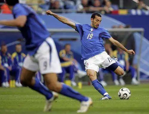 边翼卫的跑位和踢法,足球8人制边后卫和边翼卫区别