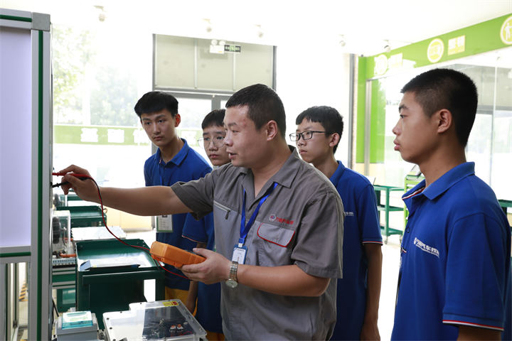 学新能源汽车技术就业前景怎样,新能源汽车行业需要哪方面的人才