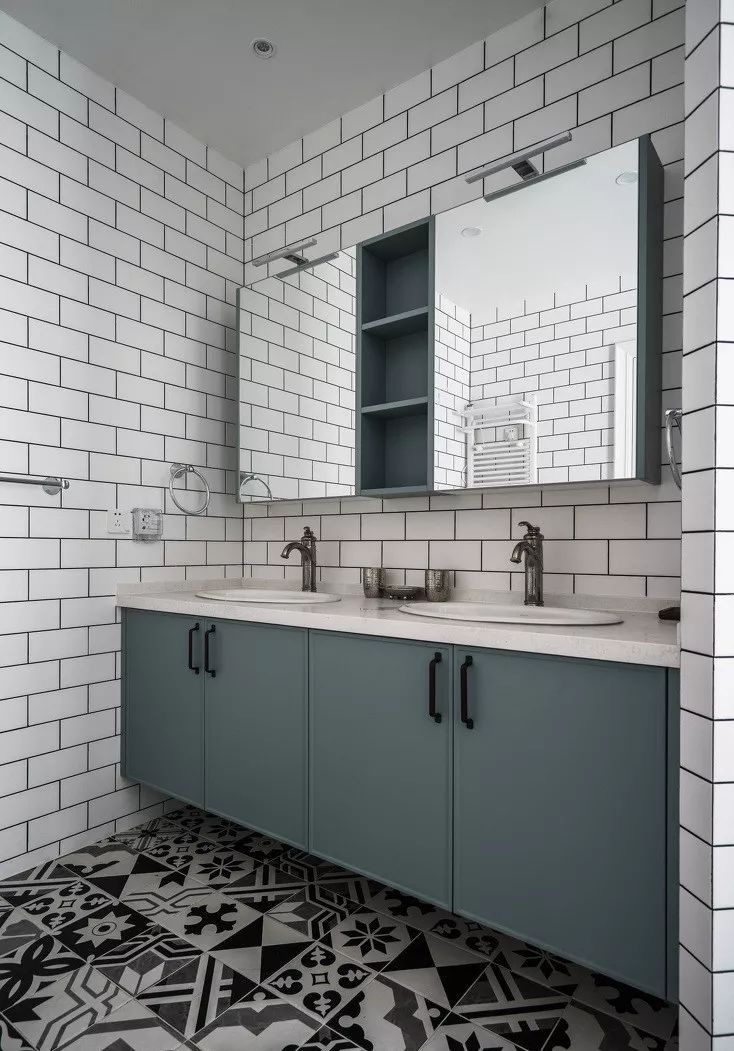 卫生间圆镜子加镜柜效果图,卫生间智能镜柜一体选哪种