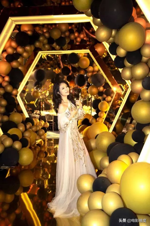 39岁安以轩近照，造型百变可甜可盐，这哪是刚生完孩子的辣妈啊？