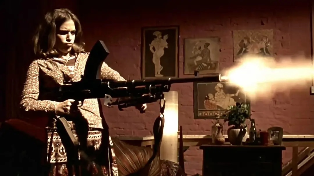 它是迄今为止最有个性的英国电影，狗咬狗的人物关系经常被模仿