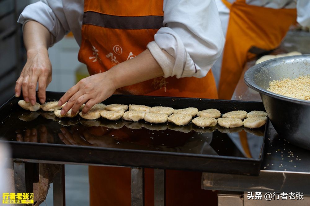 泰州特色之黄桥烧饼,江苏千年古镇特色小吃黄桥烧饼