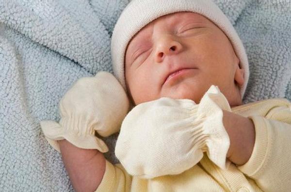 新生儿能给剪指甲么,刚出生的婴儿自己抓破脸部