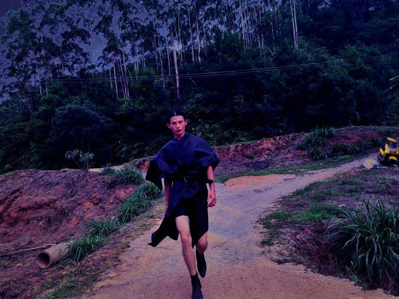 被国人嘲讽，却在国外封神！农村小伙成国际超模，打脸所有嘲笑者