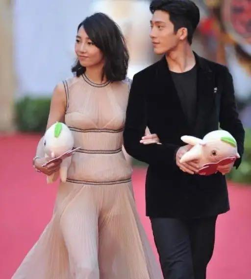 白百何的穿衣风格叫什么,近日白百何一袭薄纱礼服裙现身