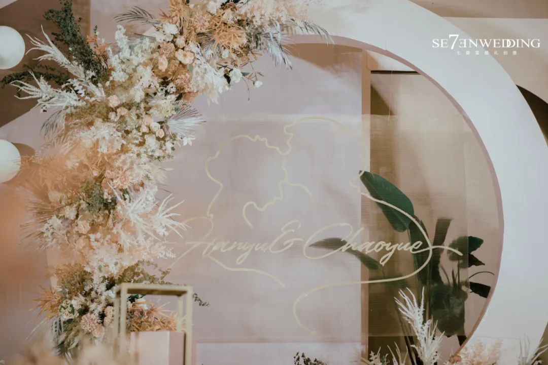 婚礼logo怎么固定在布幔,婚礼logo跟婚礼主题要色调一致嘛