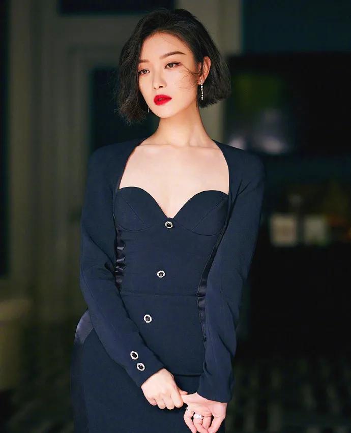 倪妮的锁骨训练方法,倪妮露香肩锁骨杀利落短发美又飒