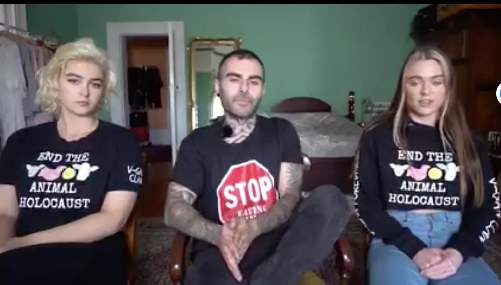 外国妹子冲进肯德基泼血怒吼：吃肉是大*杀屠**！网友们：有病？