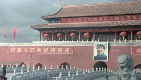 1995年，一对大红灯笼被拍卖出1380万的高价，这背后有什么故事？