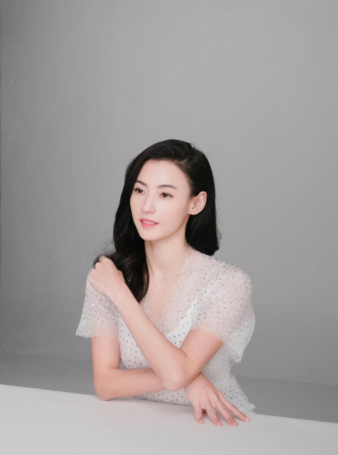 张柏芝戴蓝色美瞳拍大片，混血颜值更胜从前，旗袍造型气质美绝