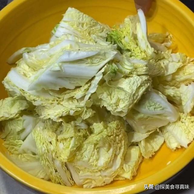 好吃的白菜炖粉条做法,白菜炖粉条白菜提前用水焯吗