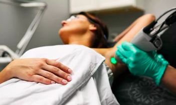 女生怎么可以身上皮肤光滑细腻,怎么养成白嫩皮肤