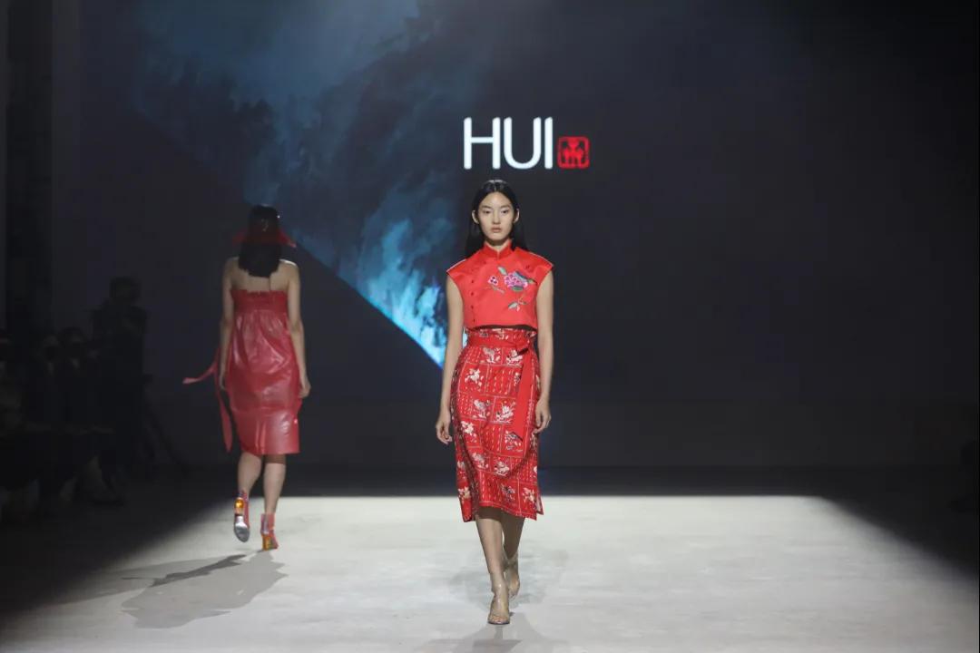 片片云霞作新衣！昨晚，大浪时尚小镇又火出圈了