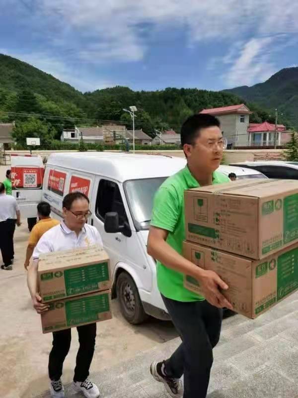 危难时刻伸援手救助同胞显真情,危难时刻伸出援手心灵鸡汤