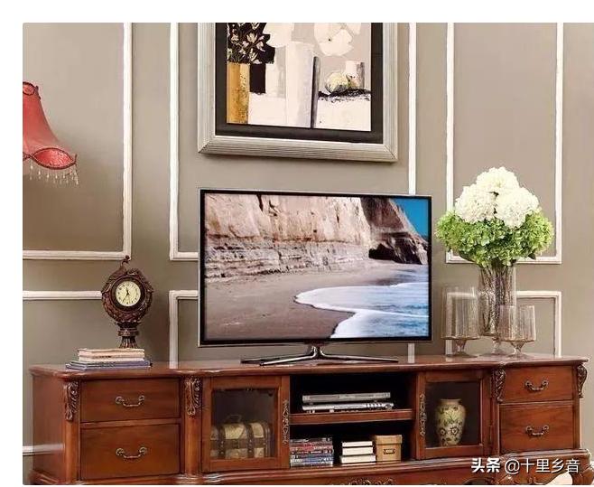 电视机挂在墙上好还是放在柜上好,电视机挂墙上时电视柜如何选