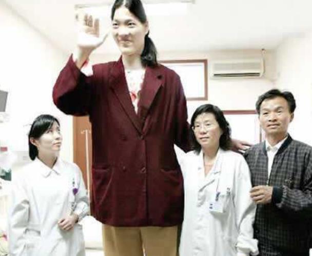 世界第一女巨人穿78码的鞋子,全国第一女巨人