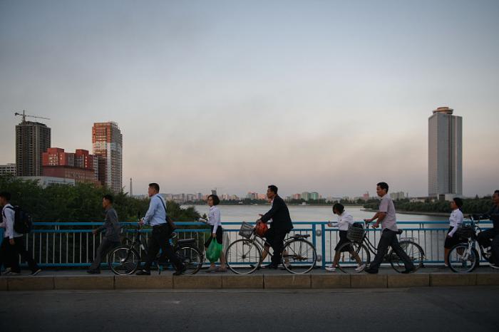 朝鲜人骑的自行车坏了，怎么修？