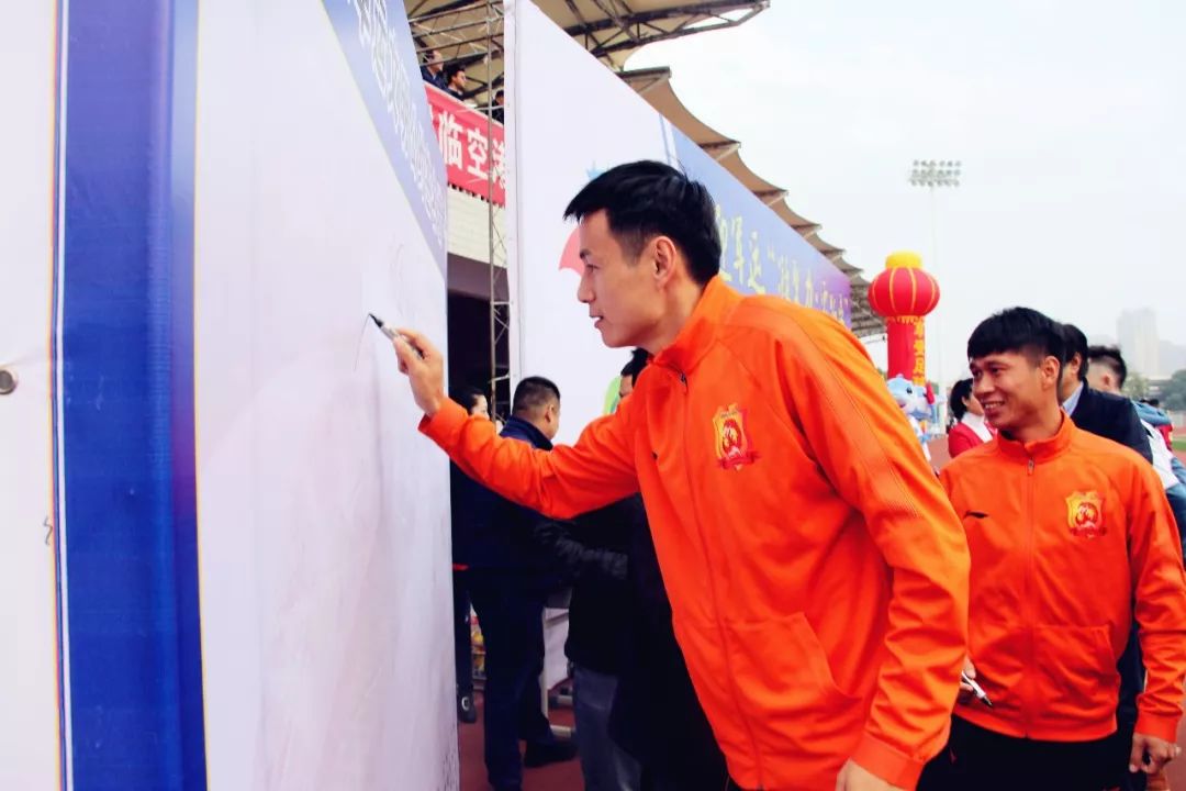 卓尔队长助阵“临空港杯”流浪者“破咒”夺冠