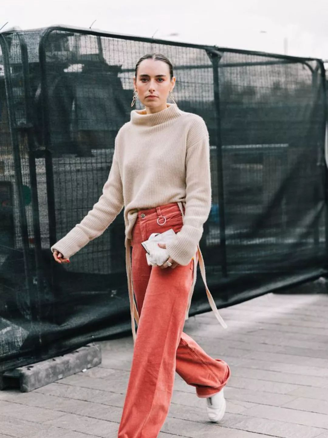 宽松毛衣怎么搭配带图案,宽松的毛衣怎么搭配外套