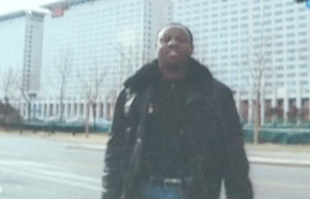 11年前,浙江农村奶奶收养了一个黑人小孩巴比,后来他怎么样了?